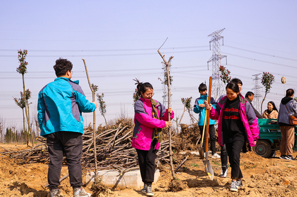 “攜手植樹，共創(chuàng)藍(lán)天”丨南京新華師生共筑新華育才林