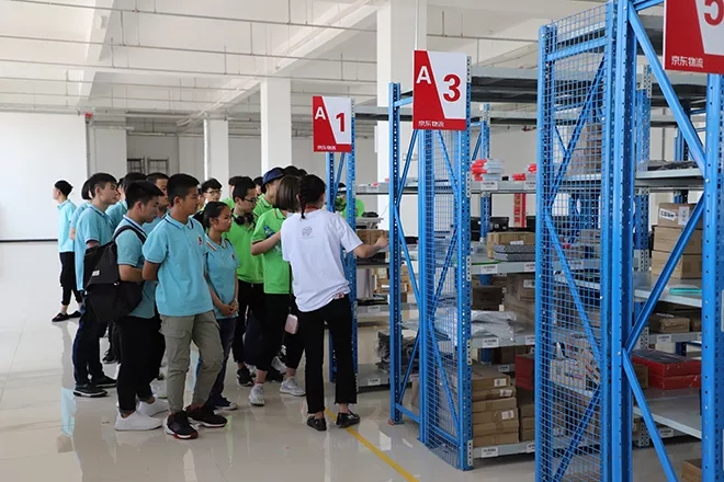 新華學(xué)子參觀京東物流分揀過(guò)程