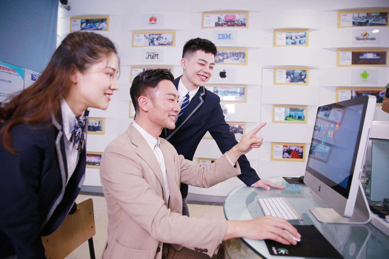 What？聽說新華云課堂能帶你走出傳統(tǒng)課堂，享受個性化學(xué)習(xí)！