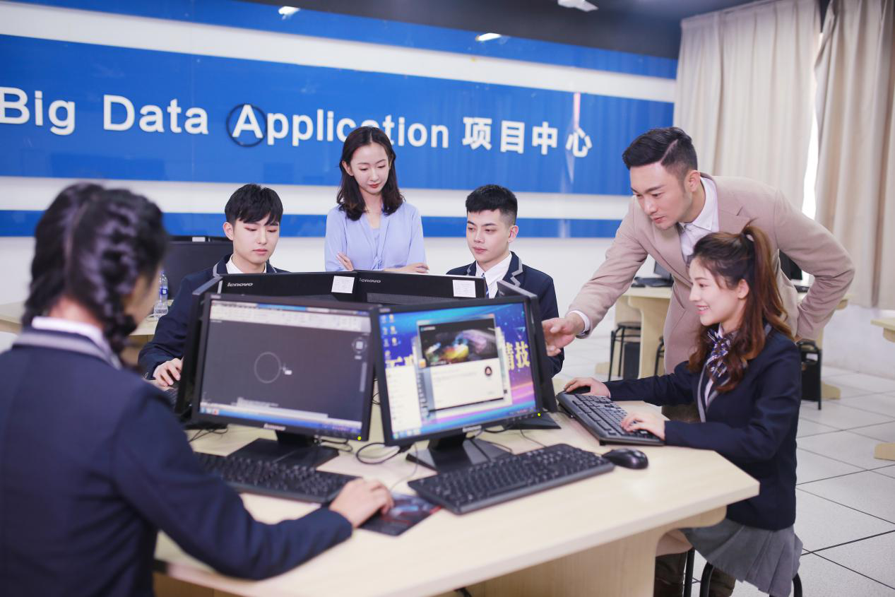 What？聽說新華云課堂能帶你走出傳統(tǒng)課堂，享受個性化學(xué)習(xí)！