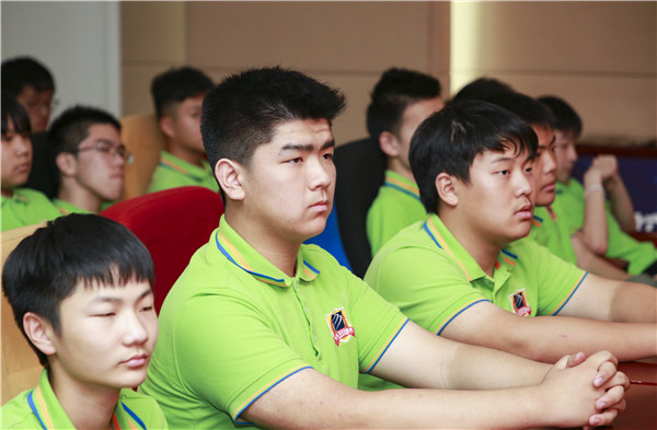 南京新華第二期新生青訓(xùn)營(yíng)之校紀(jì)校規(guī)教育：強(qiáng)校規(guī)，名紀(jì)律