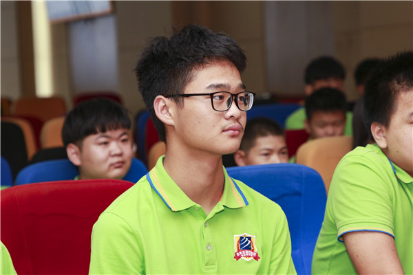 南京新華第二期新生青訓(xùn)營(yíng)之校紀(jì)校規(guī)教育：強(qiáng)校規(guī)，名紀(jì)律