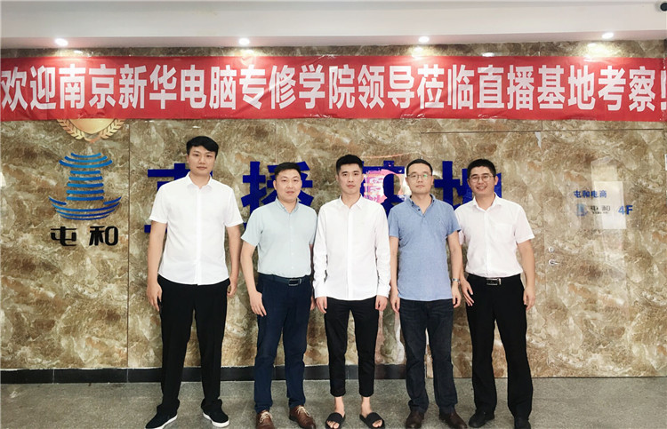 【讓蝴蝶飛過滄?！坎┞動谛氯A，耀眼于藍天