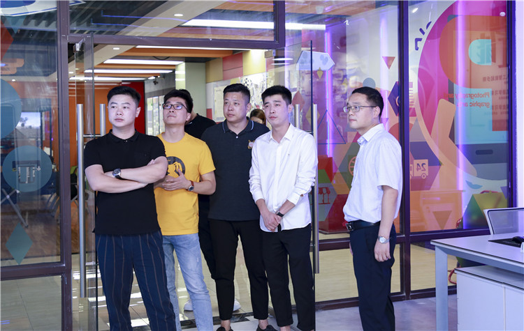 【讓蝴蝶飛過滄?！坎┞動谛氯A，耀眼于藍天