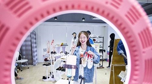 一場(chǎng)直播上億消費(fèi)額，視頻電商引領(lǐng)新潮流