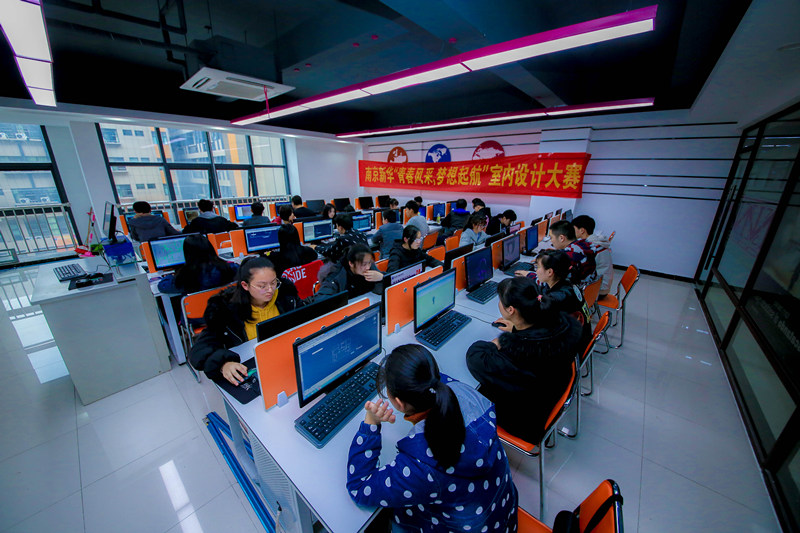 你看！他們代表學(xué)校去參加全國互聯(lián)網(wǎng)職業(yè)技能大賽了耶！