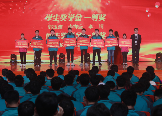 新華電腦教育：帶薪實(shí)訓(xùn)，邊拿薪水邊學(xué)習(xí)