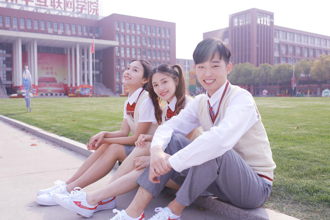 結(jié)伴來(lái)新華 一起創(chuàng)造精彩未來(lái)！