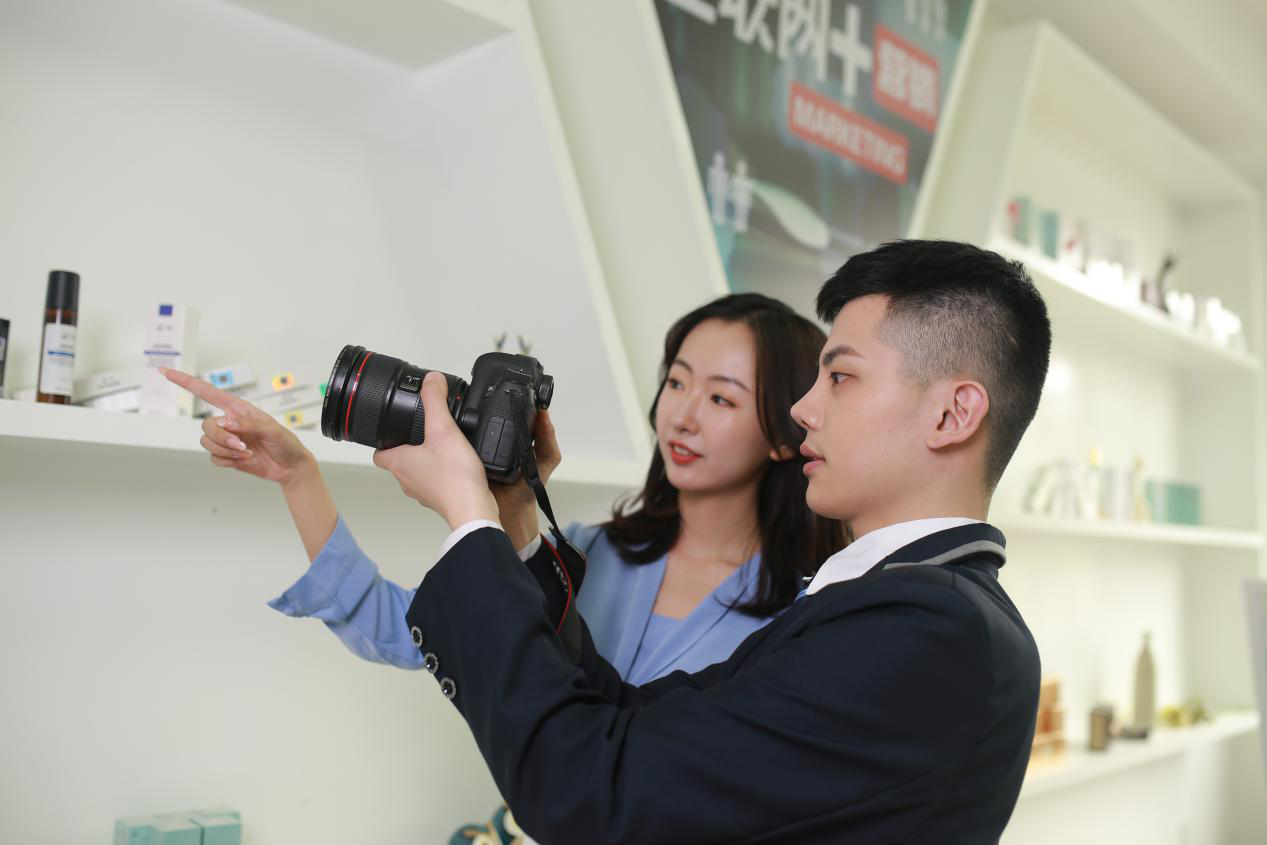 電商作為新興業(yè)態(tài)大有可為，學電商為什么來新華？