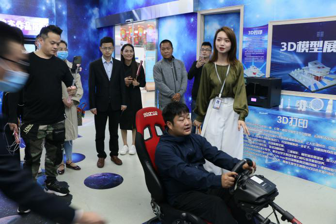 抖音達人石榴哥化身嗨學體驗官，空降新華引爆直播間