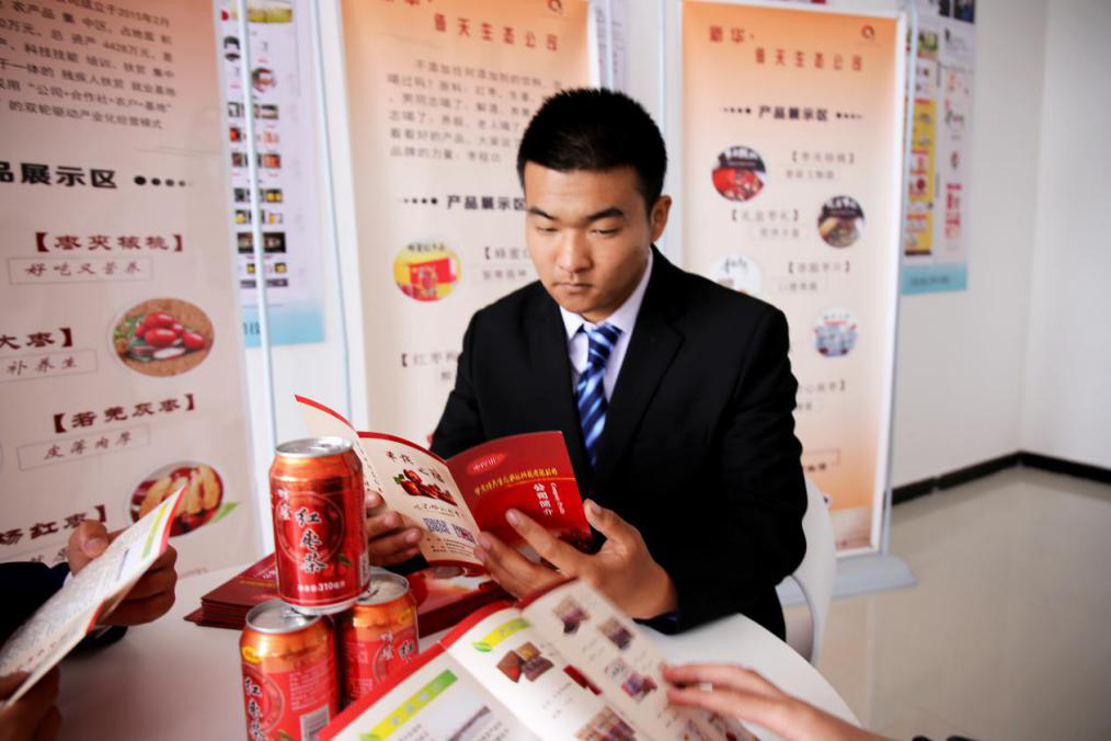 燃爆！麗江石榴哥現(xiàn)場連麥新華電商<a href=http://njxh.cn target=_blank class=infotextkey>專業(yè)</a>學(xué)子