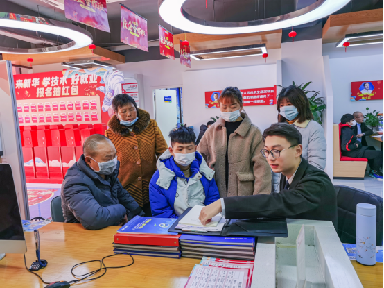 南京新華電腦專修學(xué)院330校園專場(chǎng)咨詢?nèi)栈顒?dòng)成功舉辦！