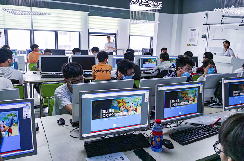 你好，這里是南京新華X-Maker電競學(xué)院！