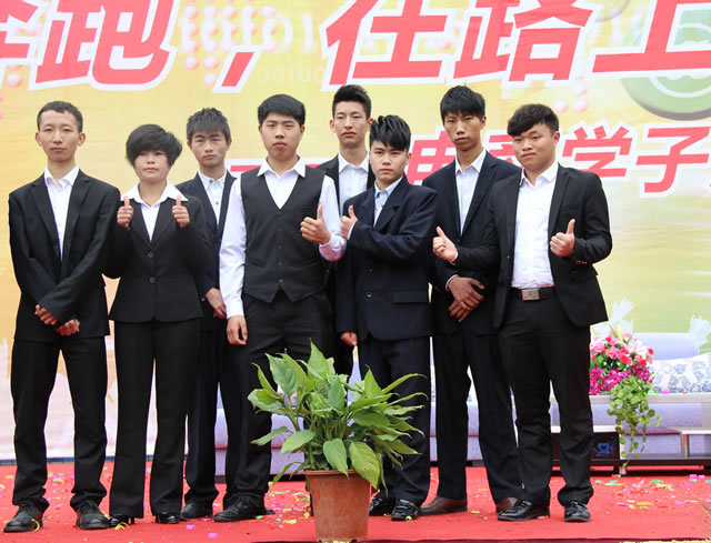 “新華電腦學(xué)校就像一座橋，把我和家鄉(xiāng)連接在一起！”