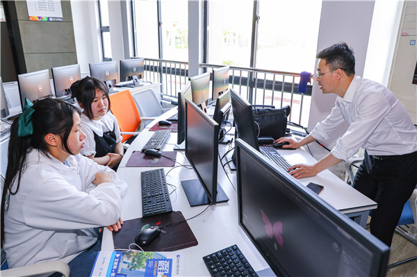 南京新華五一試學(xué)體驗(yàn)周火爆開啟！