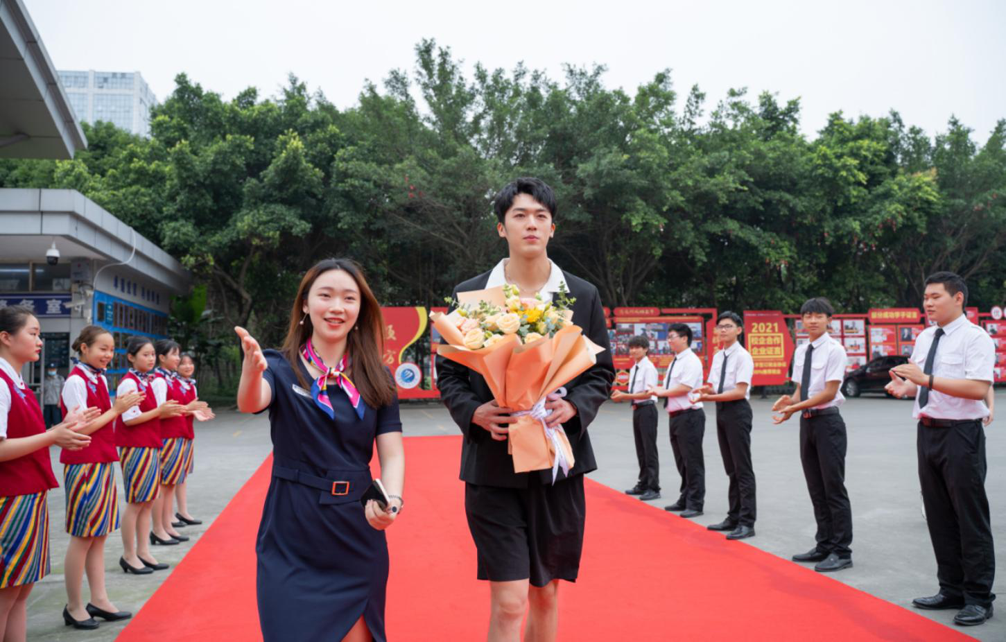 明星帶路|盧東旭探秘校園黑科技，直擊新華硬實力！