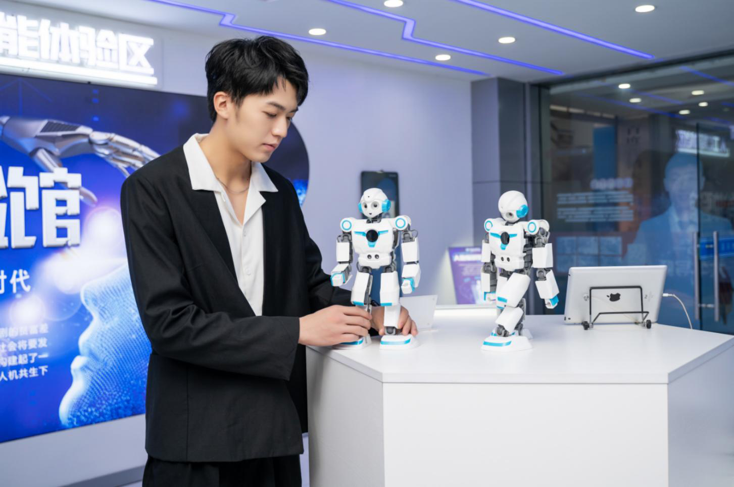 明星帶路|盧東旭探秘校園黑科技，直擊新華硬實力！