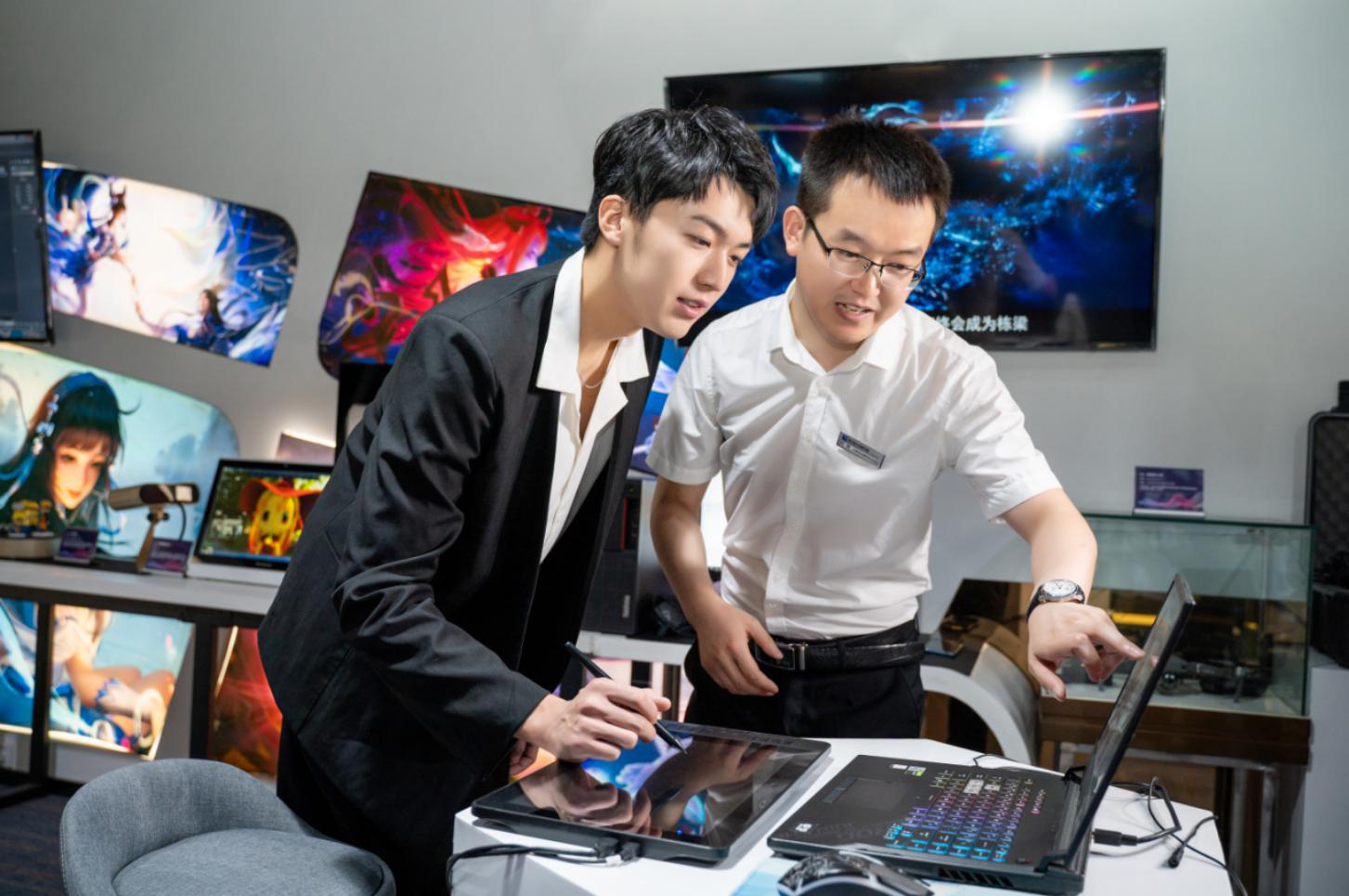 明星帶路|盧東旭探秘校園黑科技，直擊新華硬實力！