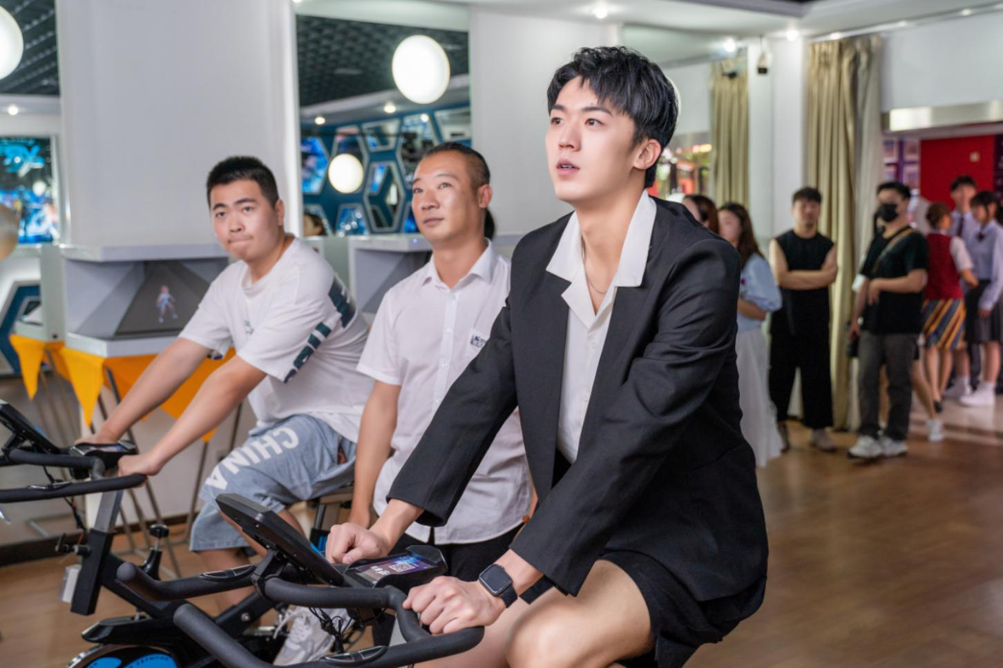 明星帶路|盧東旭探秘校園黑科技，直擊新華硬實力！