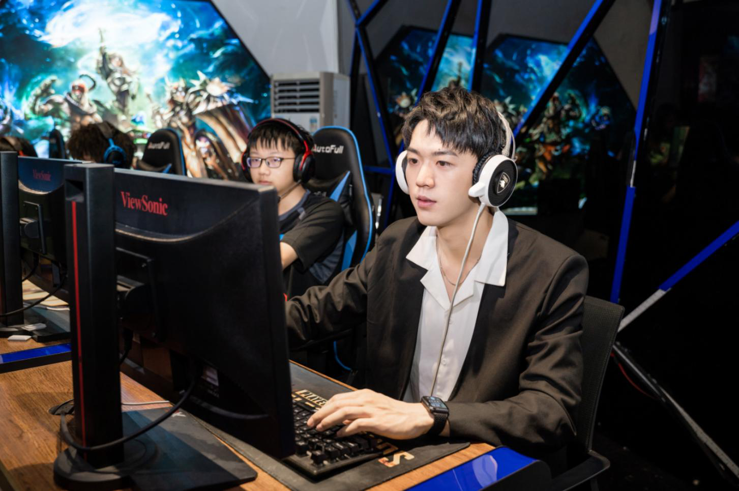 明星帶路|盧東旭探秘校園黑科技，直擊新華硬實力！