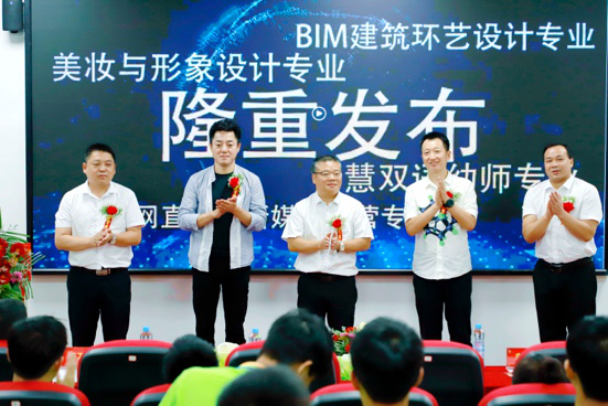 傳遞向上力量！新華電腦學(xué)?！独蠋焷砹恕?月繼續(xù)開講！