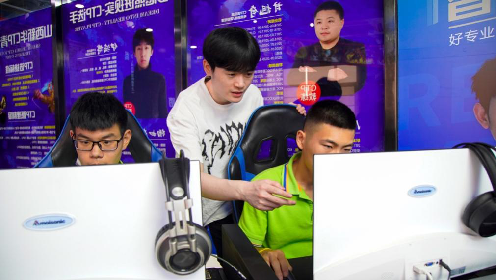 傳遞向上力量！新華電腦學(xué)?！独蠋焷砹恕?月繼續(xù)開講！