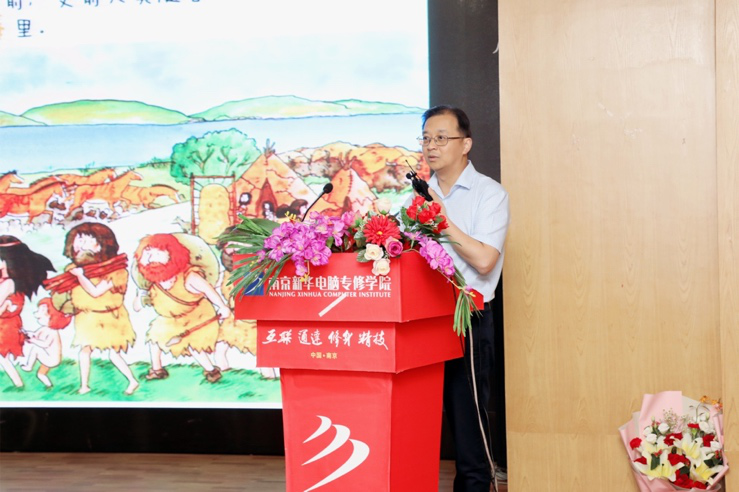 傳遞向上力量！新華電腦學(xué)?！独蠋焷砹恕?月繼續(xù)開講！