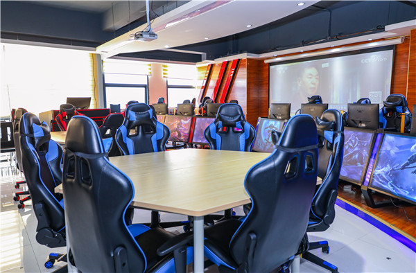 競(jìng)青春，逐夢(mèng)想|南京新華電競(jìng)開(kāi)放日燃情開(kāi)戰(zhàn)