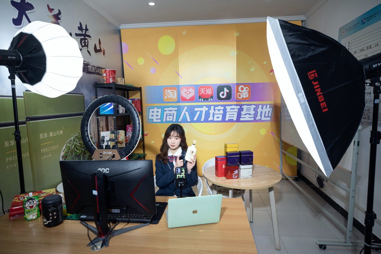 全媒體數(shù)智化流量時(shí)代-新華這個(gè)<a href=http://njxh.cn target=_blank class=infotextkey>專(zhuān)業(yè)</a>的學(xué)生成為企業(yè)香餑餑