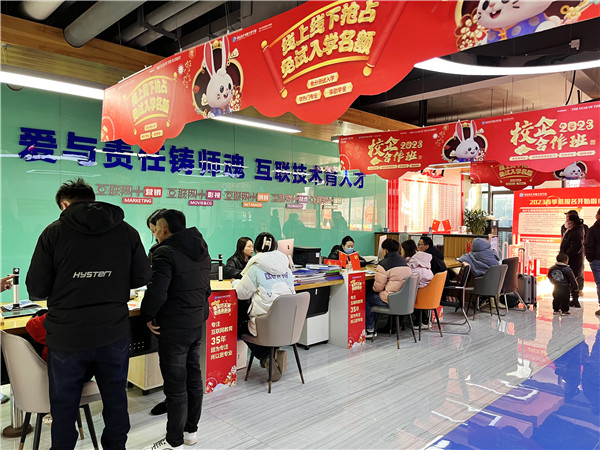 喜迎開學(xué) 圓夢新華|直擊南京新華火熱報名現(xiàn)場！