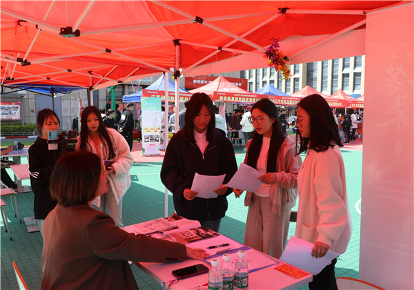 新華筑夢，職贏未來 南京新華2024年春季校園招聘會暨校企融合簽約儀式圓滿舉行