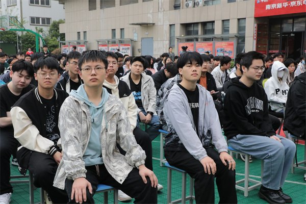 南京新華開展“防治校園霸凌，守護(hù)平安校園”主題講座