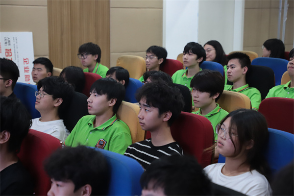 南京新華電腦專(zhuān)修學(xué)校舉辦新生安全教育講座，鄭德剛老師精彩開(kāi)講