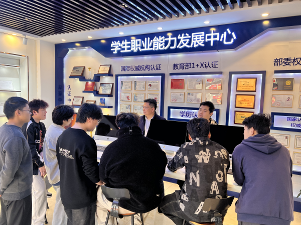 南京新華電腦學校創(chuàng)就業(yè)中心組織畢業(yè)學生崗前培訓 助力學子邁好職場第一步