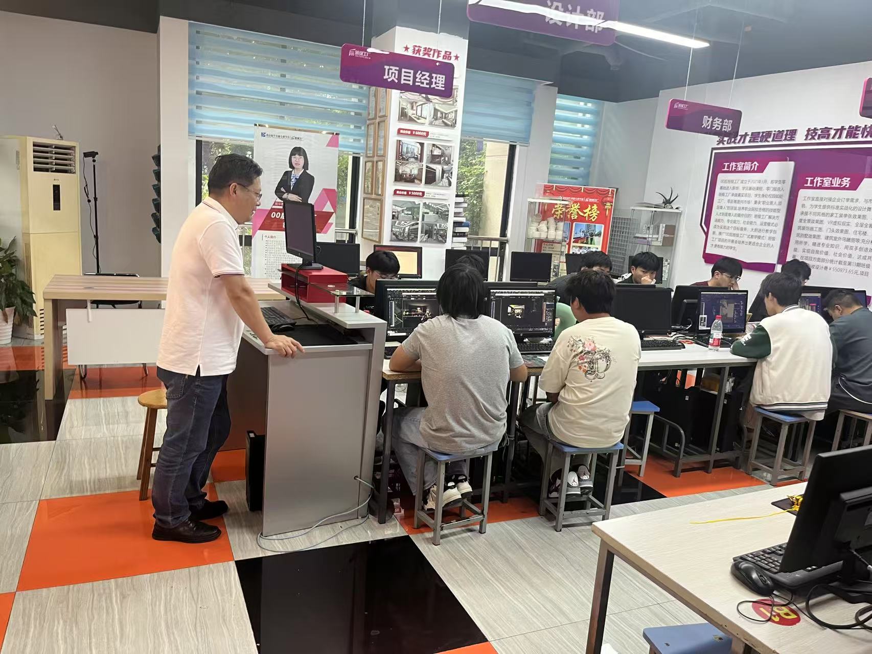 南京新華電腦專修學校就業(yè)指導課：為互聯(lián)網(wǎng)學子點亮職業(yè)燈塔