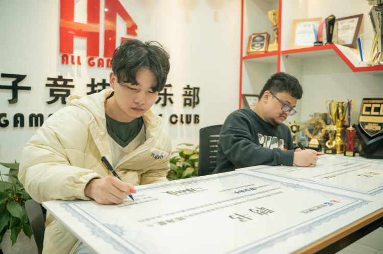 實力見證！又一新華電腦教育學子簽約AG俱樂部！