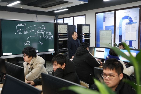 初中成績不好上不了高中怎么辦？南京新華為你點亮技能人生！