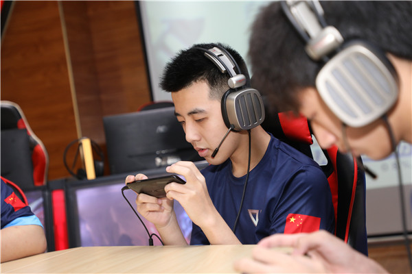 如何看待 Miss 爆料「Faker 年薪 5800 萬，LPL 選手月薪保底 2 萬」？