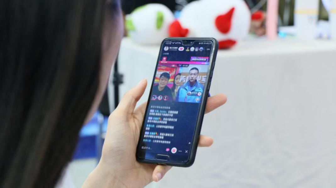 燃爆！麗江石榴哥現(xiàn)場(chǎng)連麥新華電商專業(yè)學(xué)子