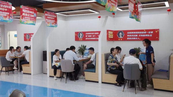 火熱報名中！直擊南京新華電腦24年秋季班報名現(xiàn)場