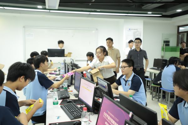 南京新華電腦夏日關(guān)懷行動，助力學(xué)子清涼度夏！