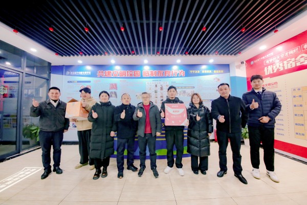 南京新華吳元紅校長晚間慰問查寢，并為學生送關懷！